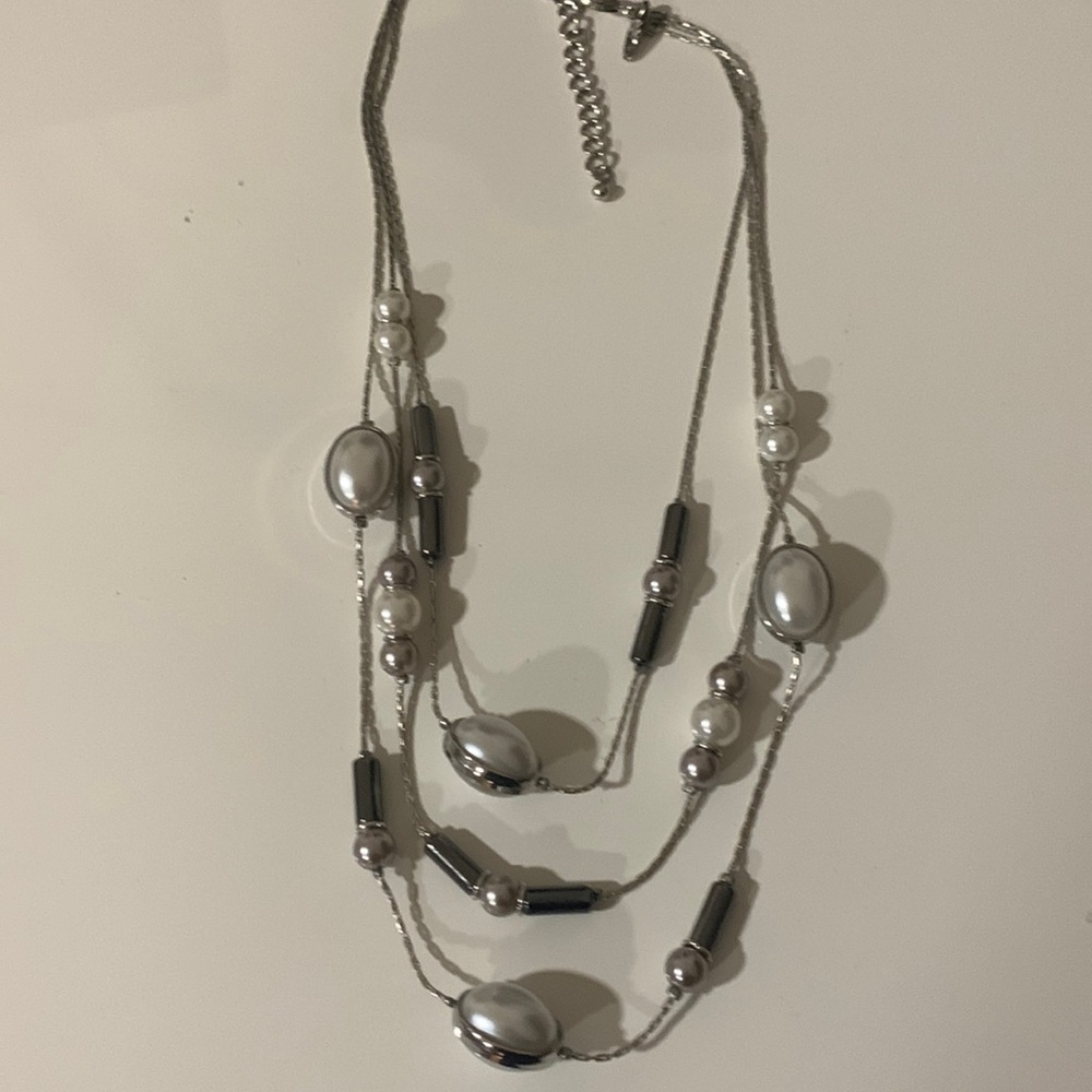 NY collection.Necklace.Silver tone with faux pearl.